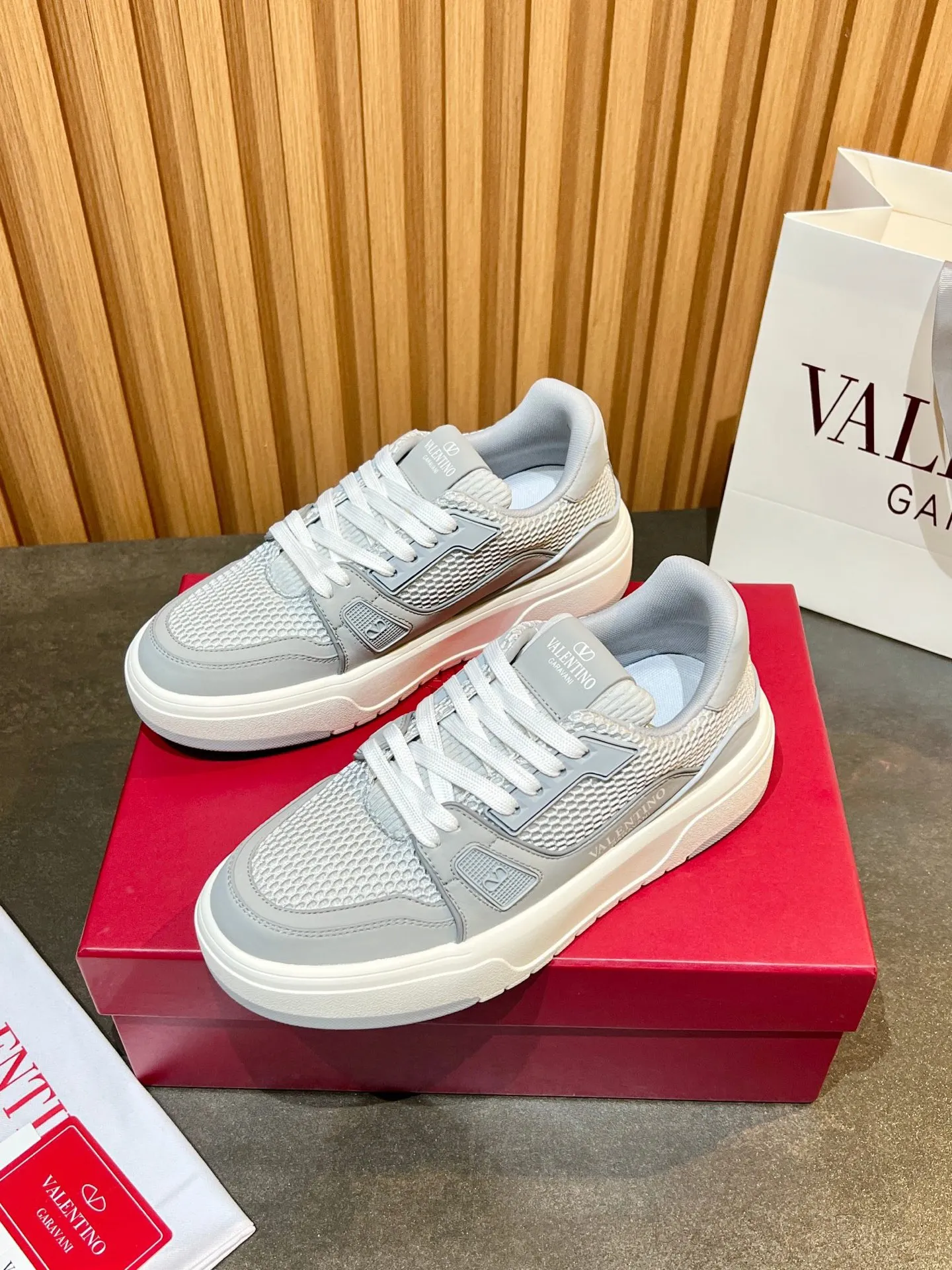 Men's men's shoes 💰640 VLNT Valentino 𝑶𝒏𝒆𝑺𝒕𝒖𝒅 Couple's sneakers series Valentino 2025 latest couple's sneakers, same style for celebrities, hot sale. Original ZP purchase and dismantling. Repeated pattern making and modification. Trying to restore 1:1 original version! Top luxury masterpiece, soft and comfortable, breathable and light, combines fashion and leisure, brings excellent and elegant texture and excellent on-foot comfort. Top purchasing version upper: imported high-end breathable mesh/original oil edge craftsmanship. Inner: imported mesh. Outsole: original development 𝐓𝐏𝐔 two-color combination outsole. Packaging: original configuration complete package. Code number: 35/44 (customized 45 46). Can be customized (self-labeled - no label) order.